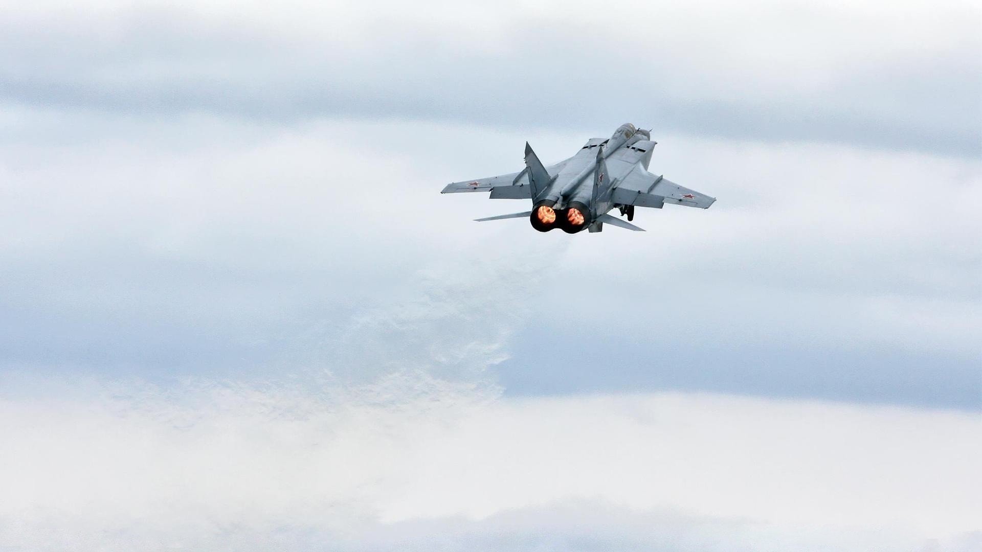 快船防守轮转到位成功逼迫对手失误，谁是快船更好的防守球员